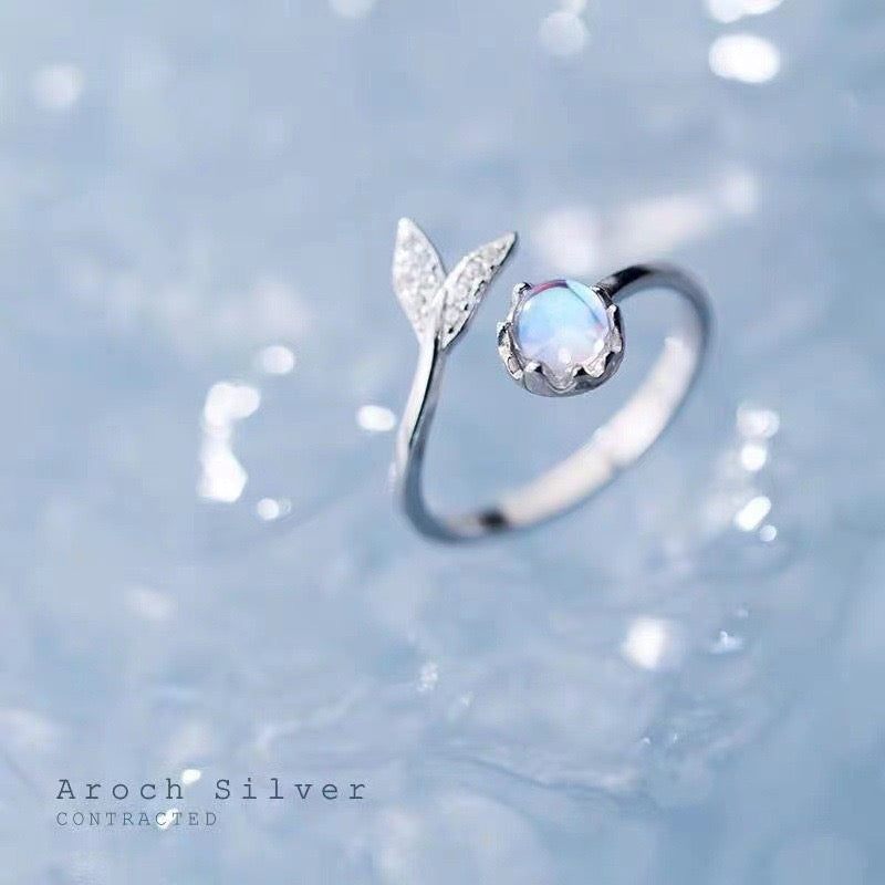 Sweet Aurora Moonstone Fishtail Ring