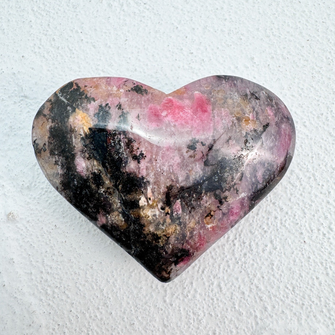 black rhodonite heart stone for attracting love and prosperity