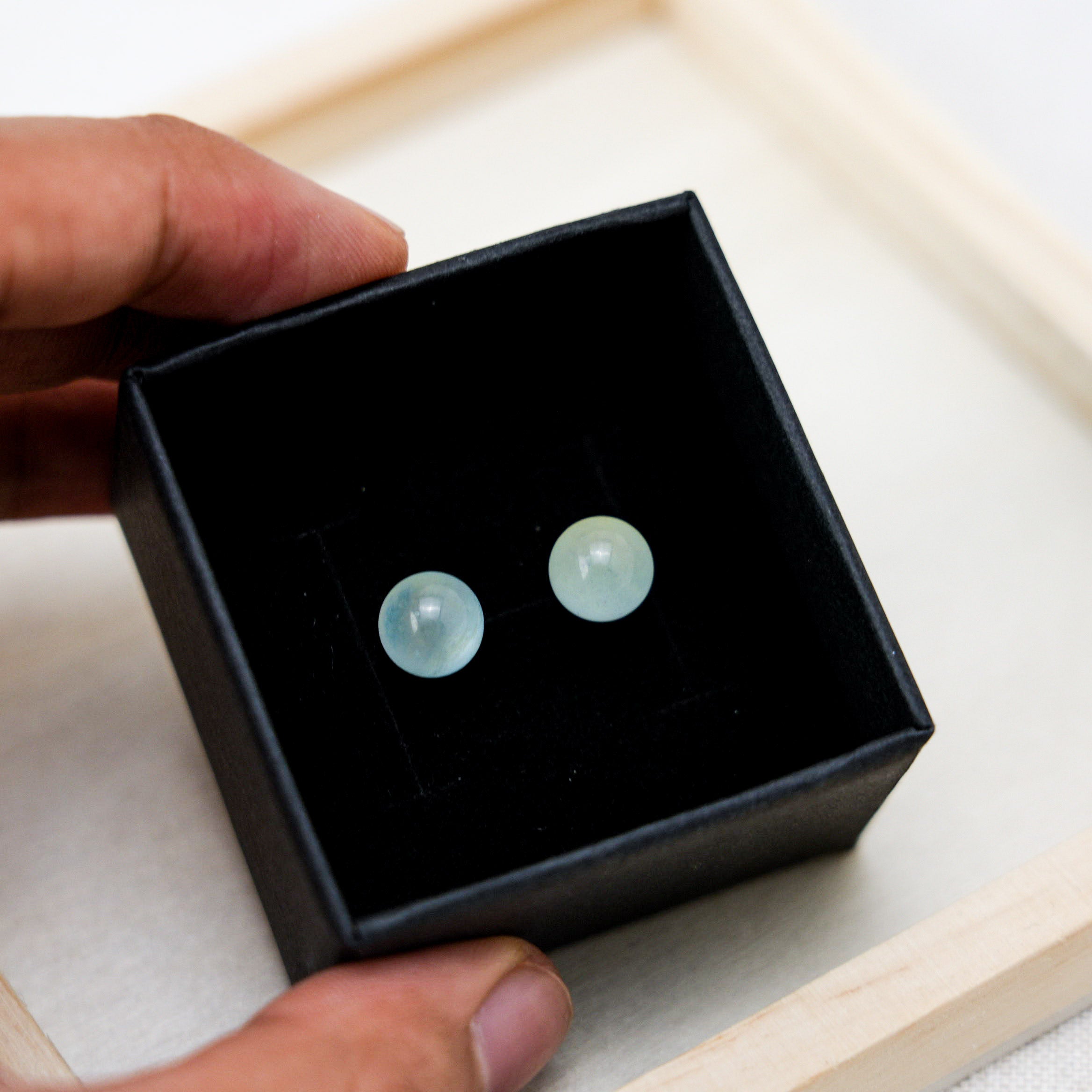 These stunning aquamarine earrings feature natural gemstones, perfect for any elegant occasion.