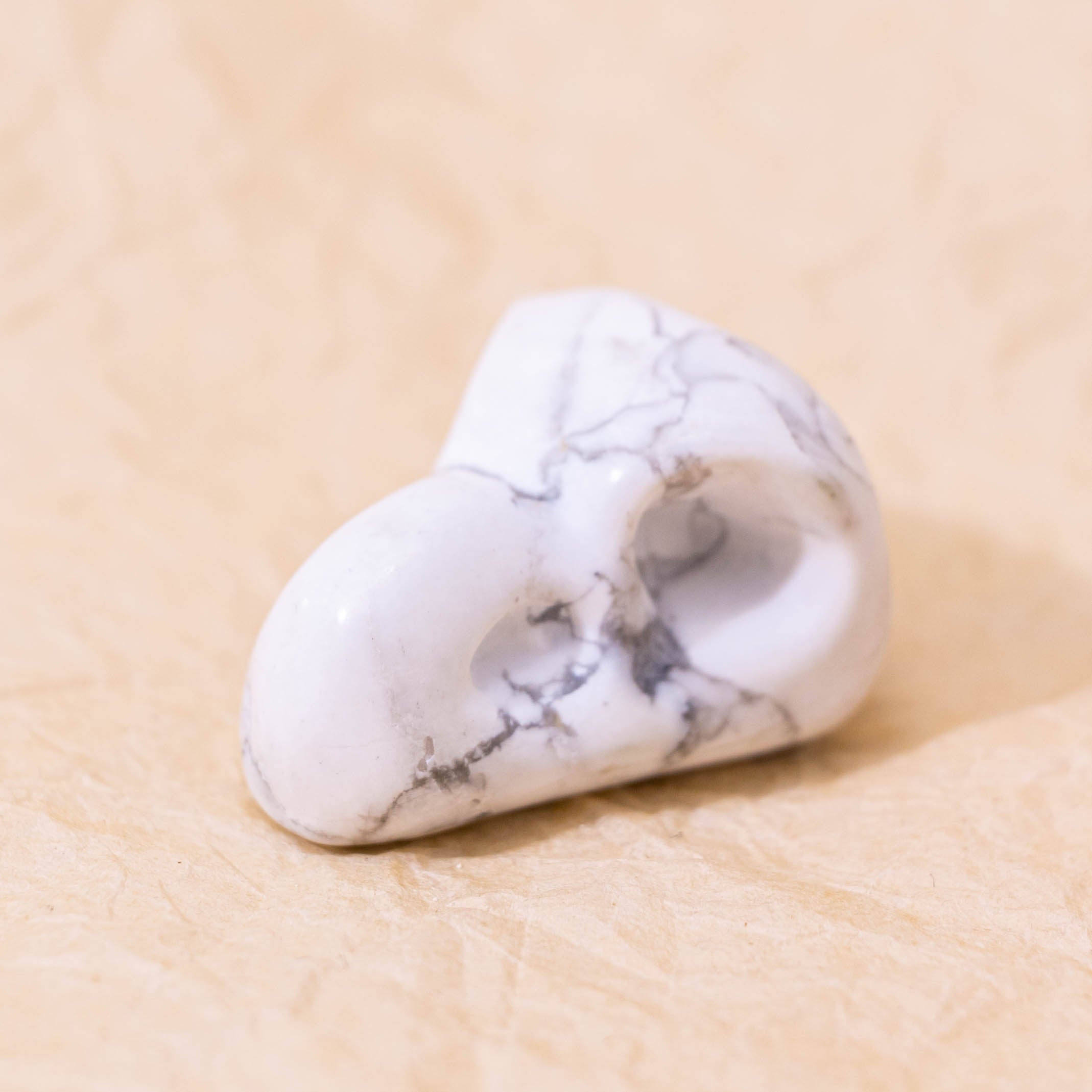 Howlite Mini Crow Skull, promotes relaxation and stress relief.