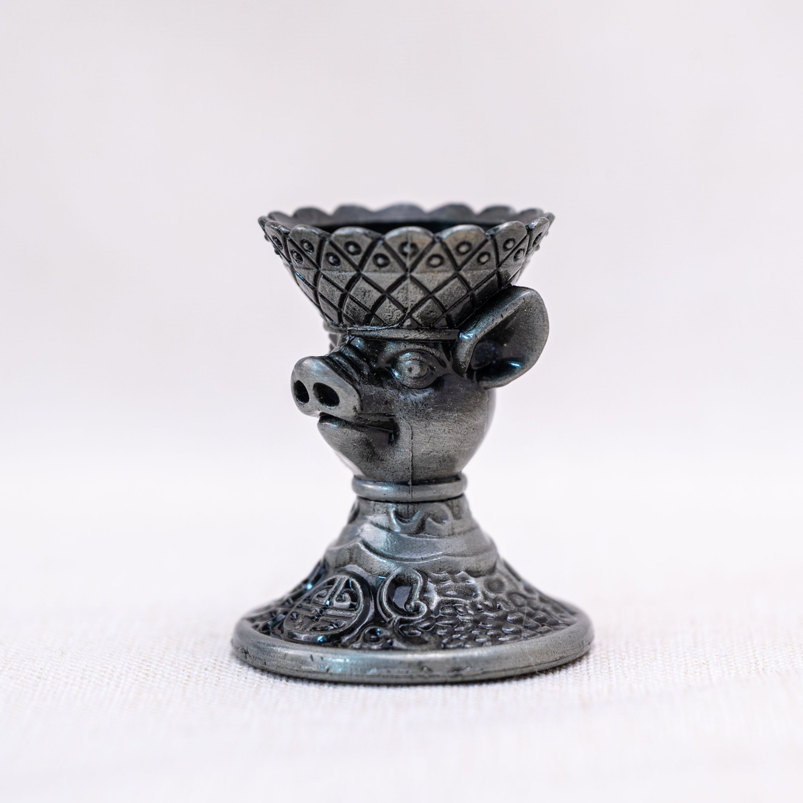 The Pig Zodiac Animal Crystal Stand embodies abundance and happiness, ideal for attracting joy and prosperity.