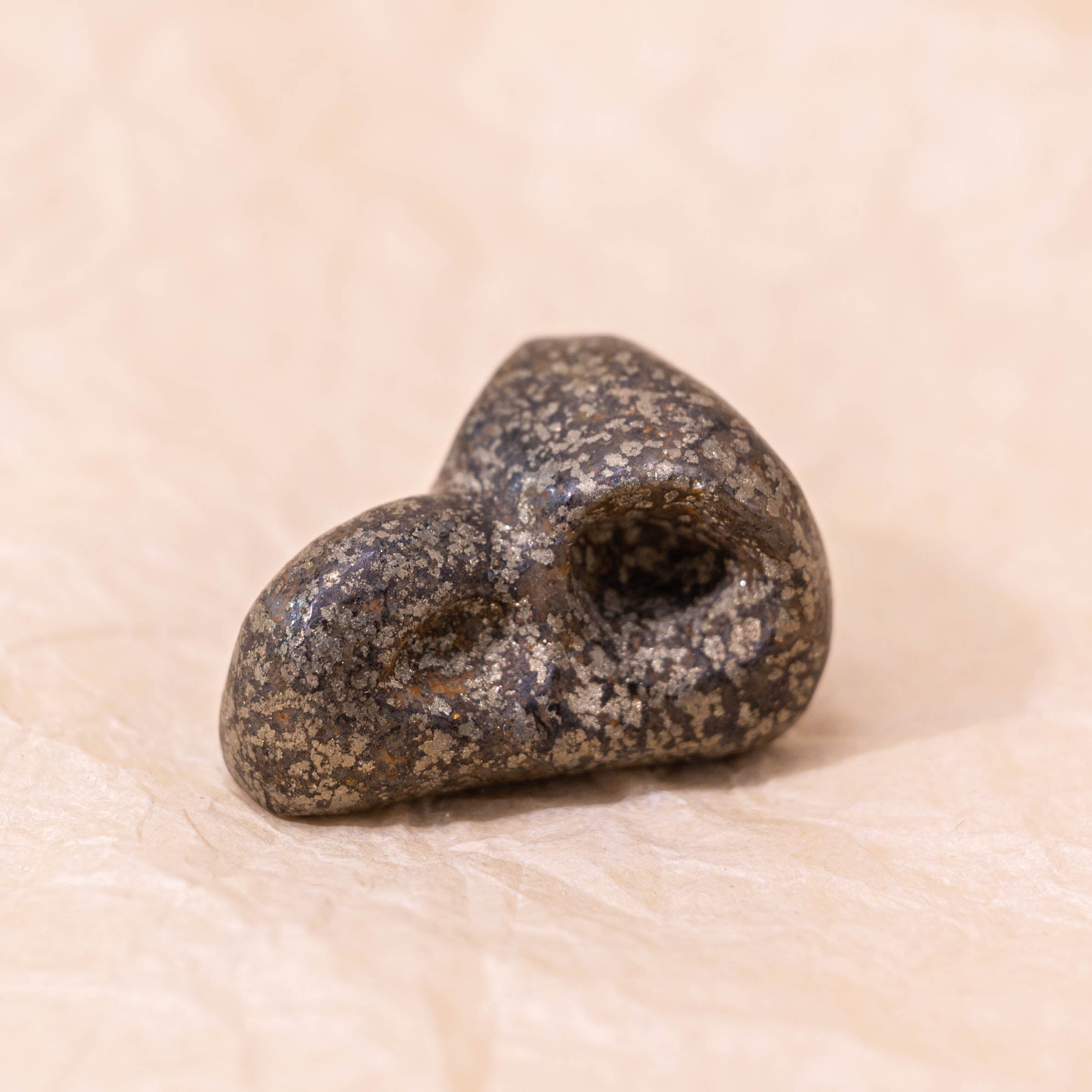 Pyrite Mini Crow Skull, enhances mental clarity and attracts abundance. 中文