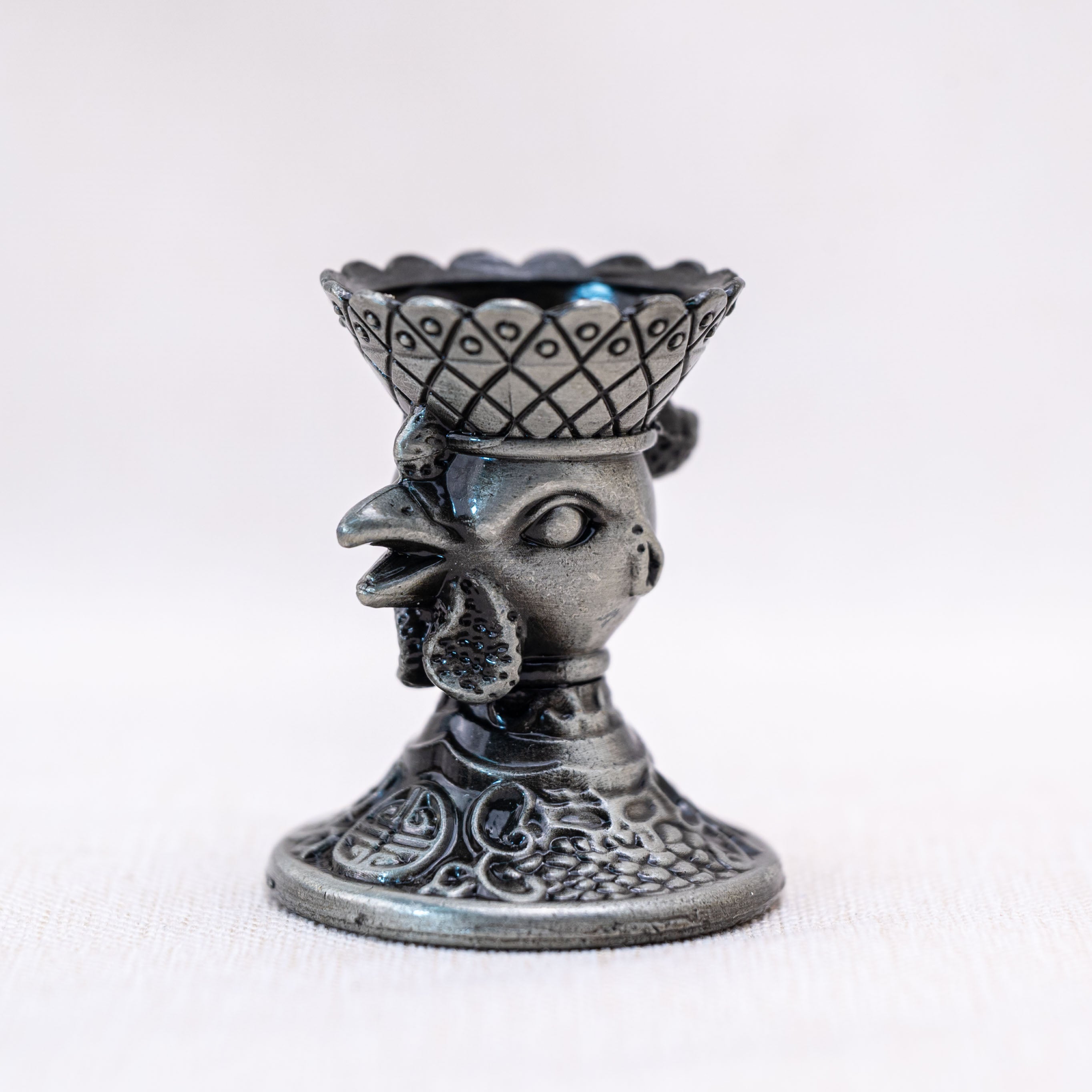 The Rooster Zodiac Animal Crystal Stand represents confidence and punctuality, ideal for inspiring discipline and order.