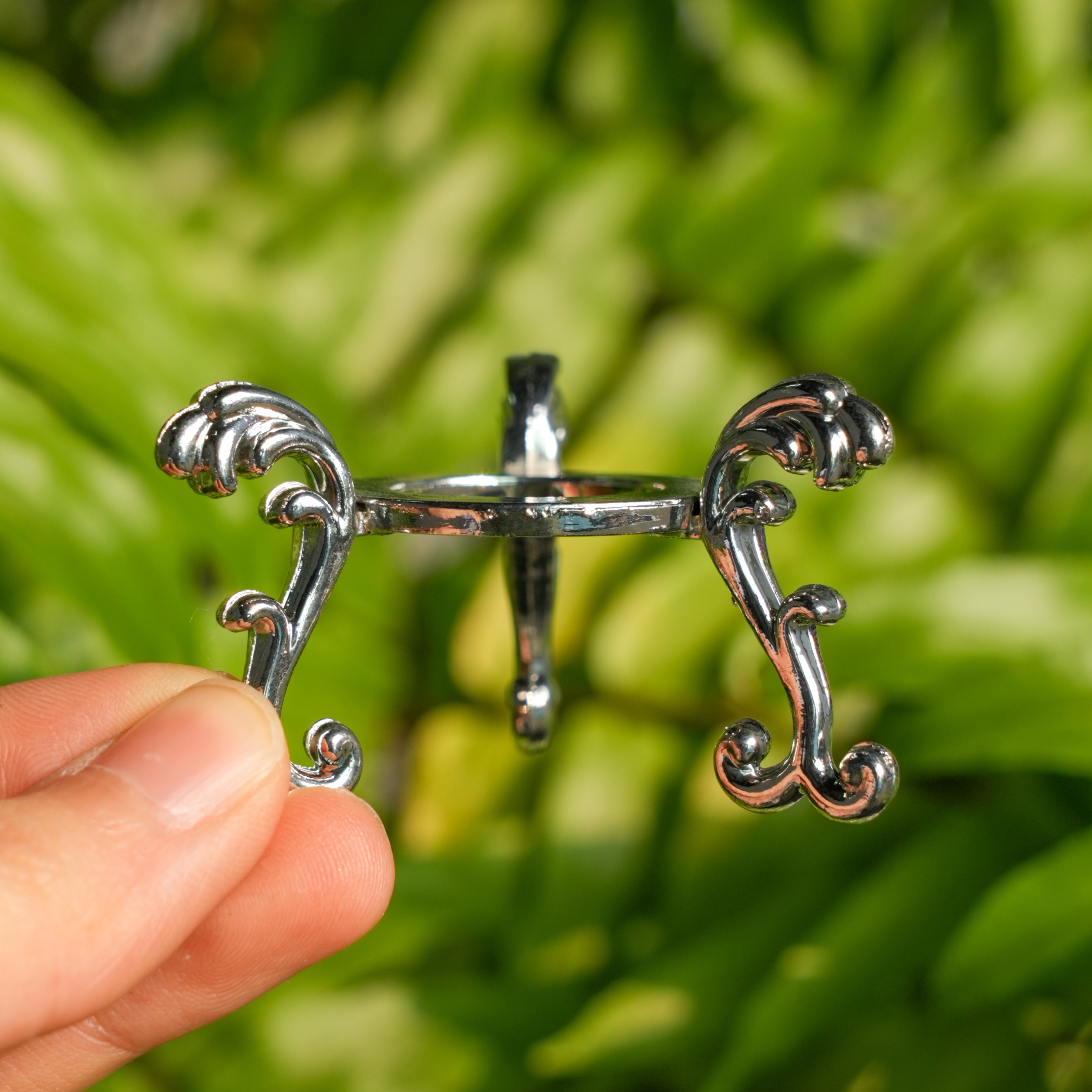 Metal Tripod Sphere Holder