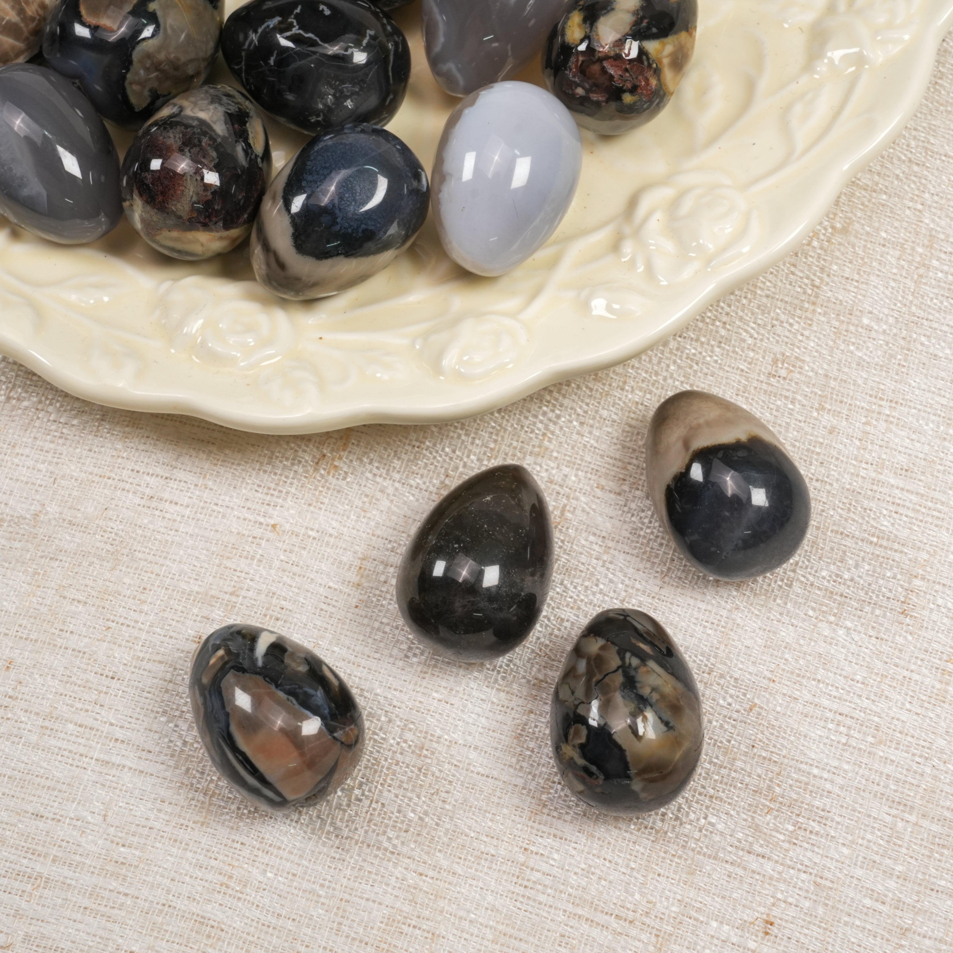 Natural UV Reactive Black Volcanic Agate Egg Tumbled Stone, Polished Fluorescent Volcanic Agate Palm Worry Stone for Meditation Altar Crystal Decor Gift