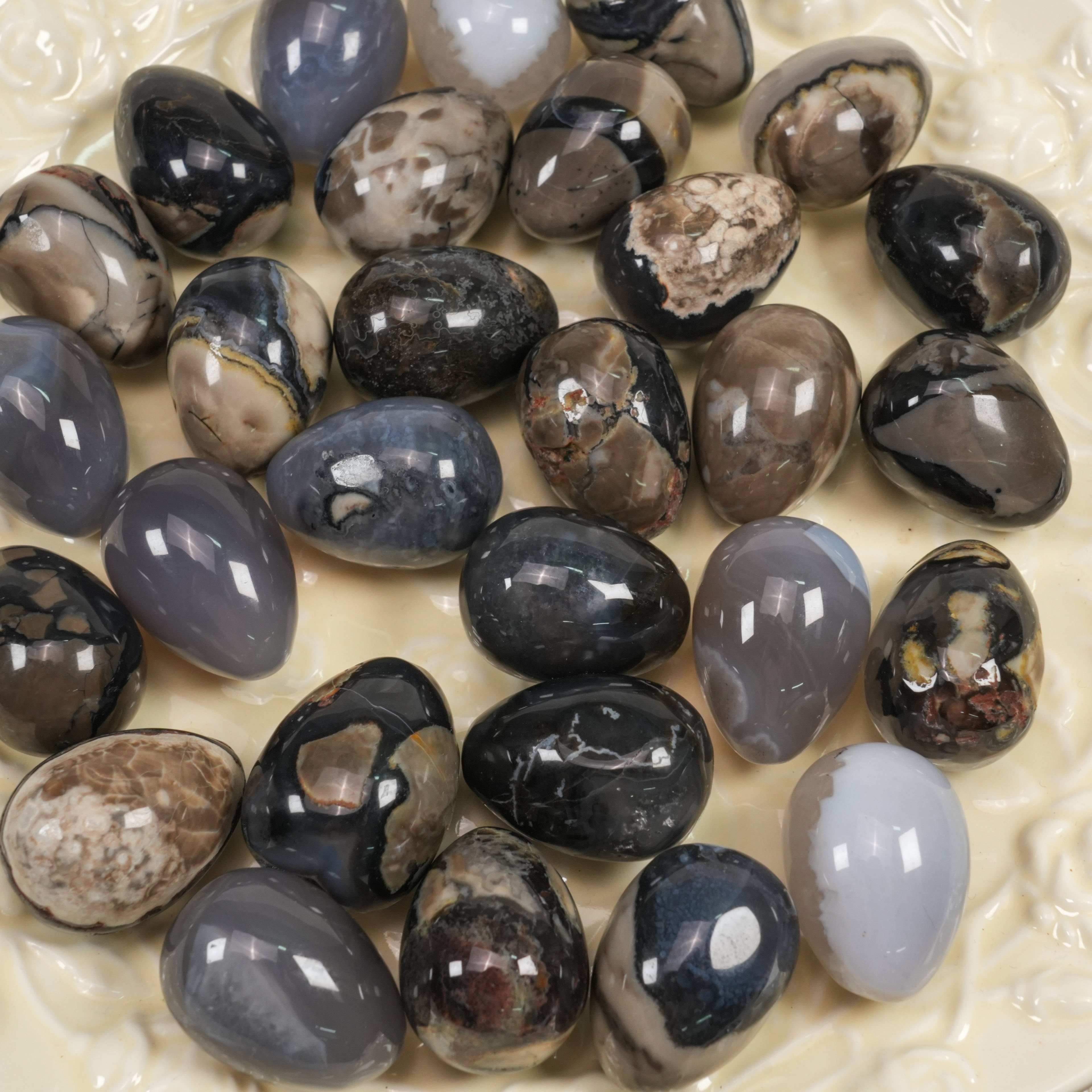 Natural UV Reactive Black Volcanic Agate Egg Tumbled Stone, Polished Fluorescent Volcanic Agate Palm Worry Stone for Meditation Altar Crystal Decor Gift