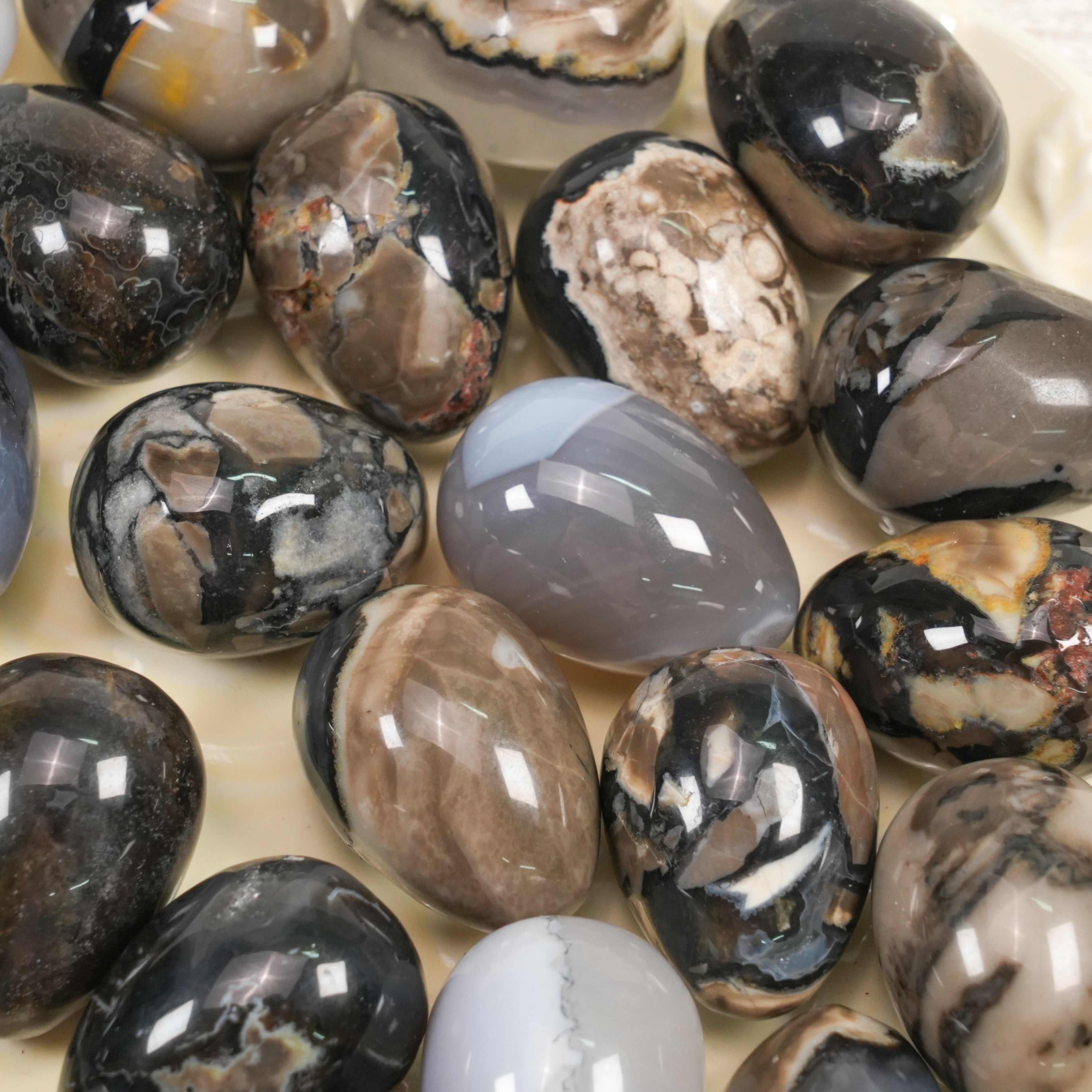 Natural UV Reactive Black Volcanic Agate Egg Tumbled Stone, Polished Fluorescent Volcanic Agate Palm Worry Stone for Meditation Altar Crystal Decor Gift