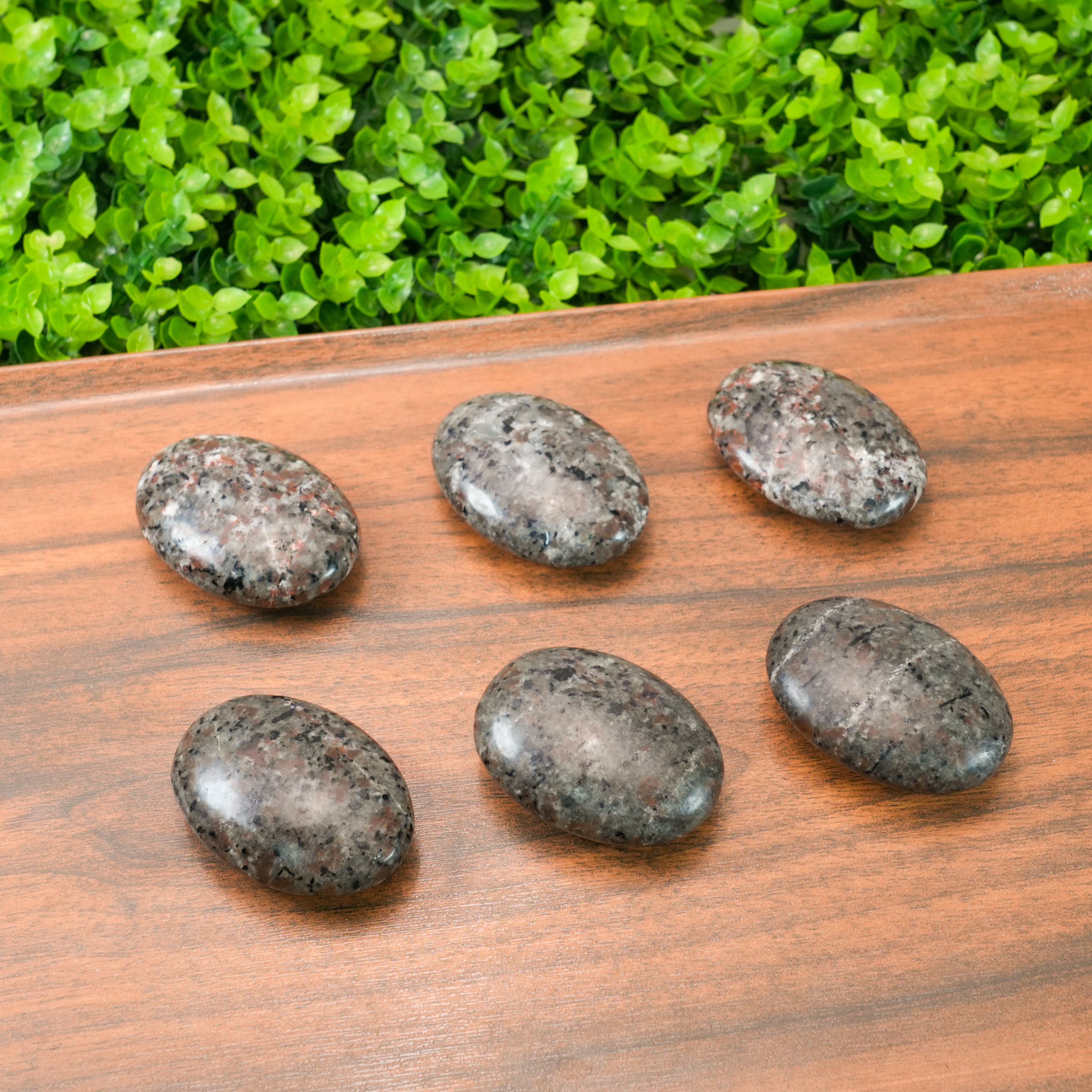 Yooperlite Palm Stone Natural Fluorescent Sodalite Crystal, Polished Glow Under UV Light Healing Stone for Collection & Gift