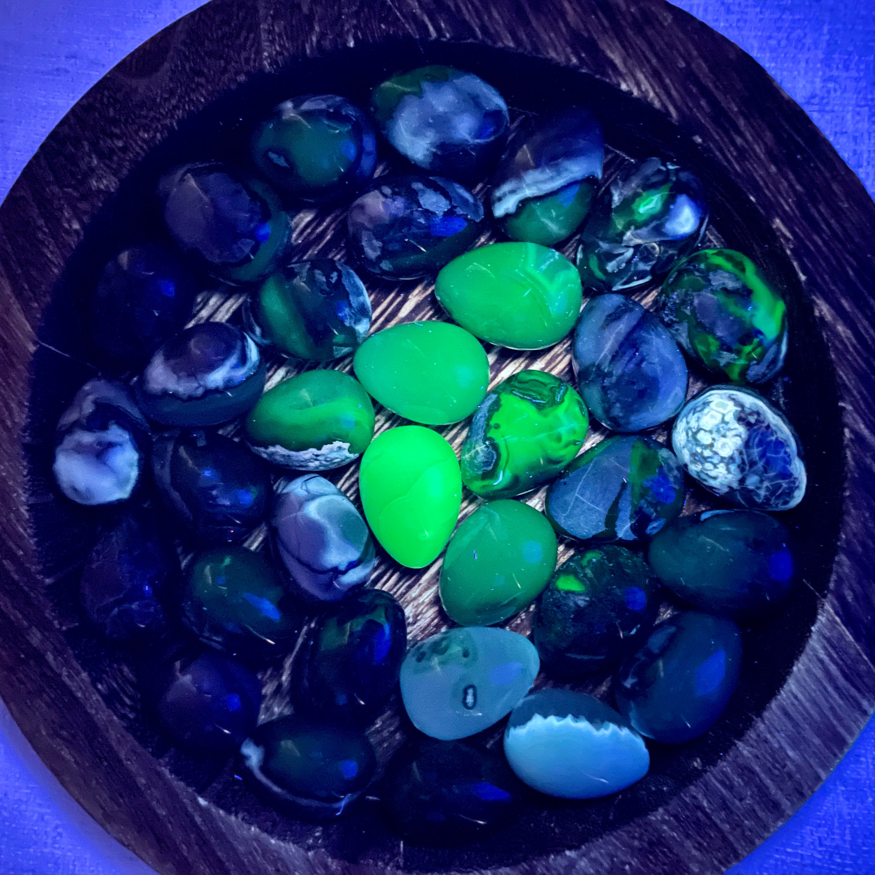 Natural UV Reactive Black Volcanic Agate Egg Tumbled Stone, Polished Fluorescent Volcanic Agate Palm Worry Stone for Meditation Altar Crystal Decor Gift