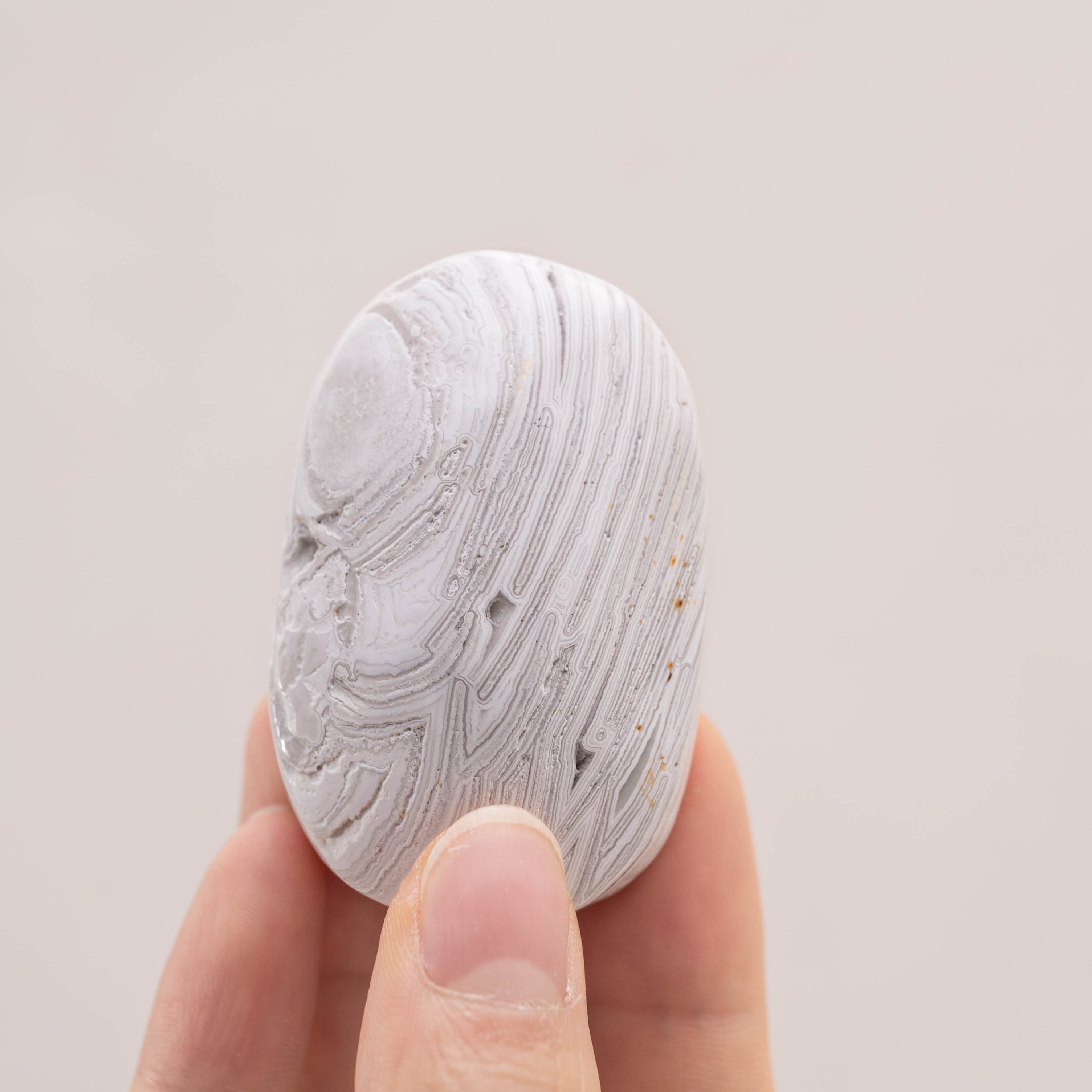 White Mexico Agate Palmstone: A natural gemstone with soft colors and relaxing energy