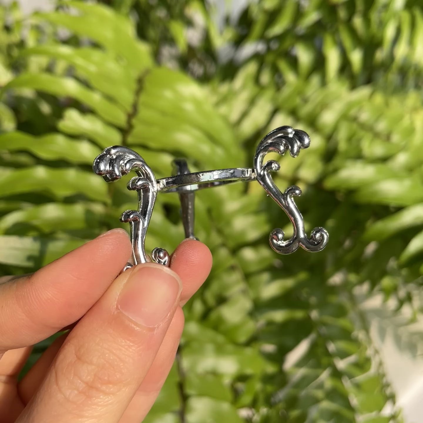Metal Tripod Sphere Holder